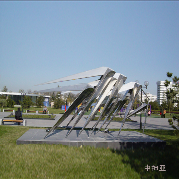 《凱風(fēng)》高3m 不銹鋼 設(shè)計：文樓 2002年 位于北京國際雕塑公園