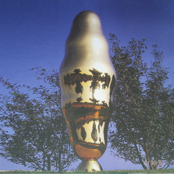 《站立的云》高3m 不銹鋼鍍鈦 設(shè)計：隋建國 2002年 位于山東煙臺福山區(qū)