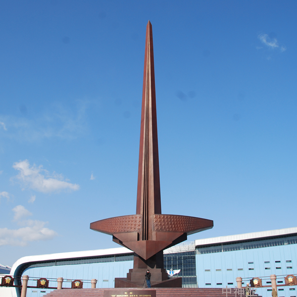 《利劍》高38m 鋼結(jié)構(gòu)、鍛銅 設(shè)計(jì)：張宇彤、趙福生 2009年 位于北京航空博物館