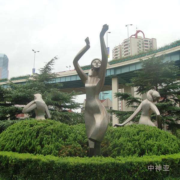 《嬉水少女》 高3m 不銹鋼 設(shè)計(jì)：徐侃 1984年 位于上海虹橋開發(fā)區(qū)中山西路和延安西路綠地,是國內(nèi)第一座不銹鋼雕塑