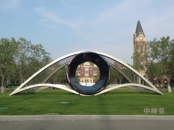 《夢之瞳》 高6m 寬20m 不銹鋼 設計：馮霄 習曉瑾 2015年 位于大廠影視創(chuàng)意產業(yè)園